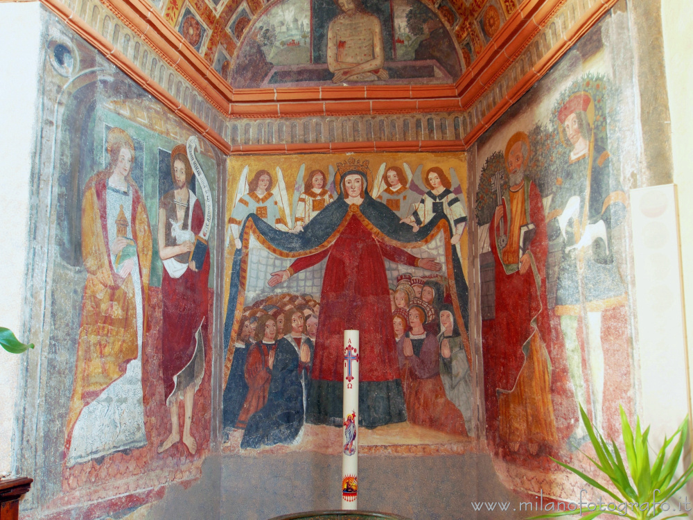 Benna (Biella, Italy) - Frescoed walls of the right chapel of the Church of San Pietro